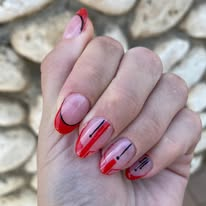 לק ג'ל אדום על ציפורניים בצורת שקד עם קו עיצוב כהה